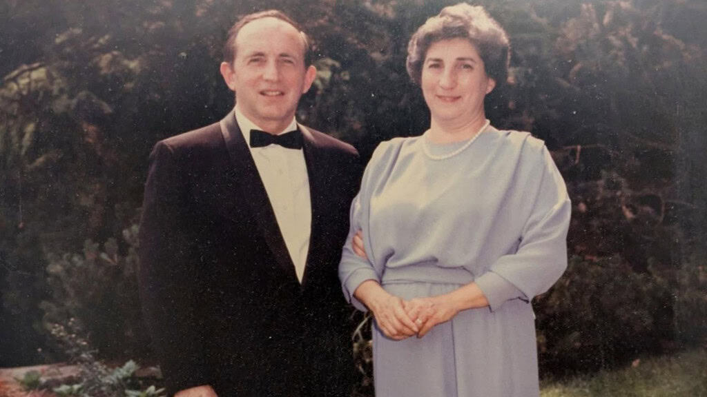 Paul Strassman e esposa, Mona, vestidos formalmente em gramado